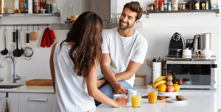 Casal jovem toma pequeno almoço com alimentos saudáveis Casal jovem toma pequeno almoço com alimentos saudáveis