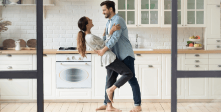 Casal jovem feliz, a dançar na cozinha, depois de ter subscrito o seguro recheio casa. Casal jovem feliz, a dançar na cozinha, depois de ter subscrito o seguro recheio casa.