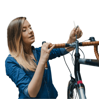 mulher a arranjar bicicleta